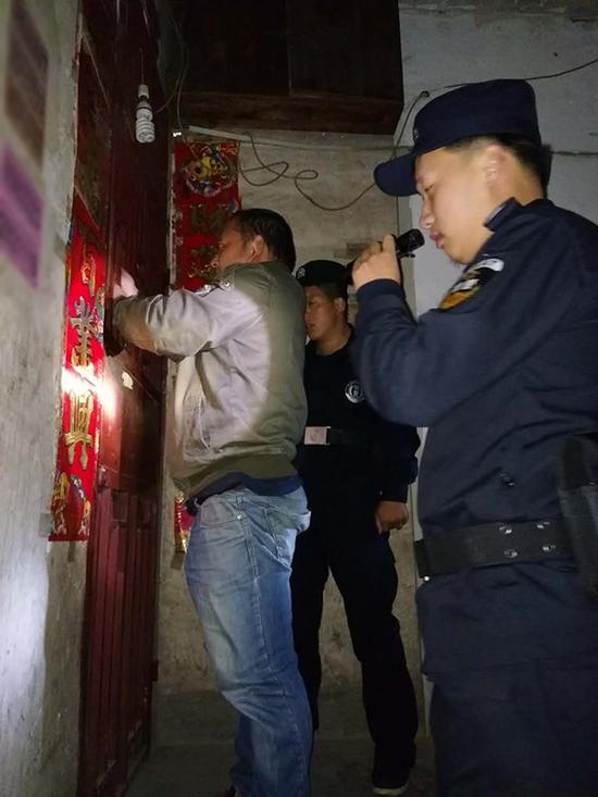 通化粗心妈妈误将幼女锁家中 民警全城寻开锁师傅开门